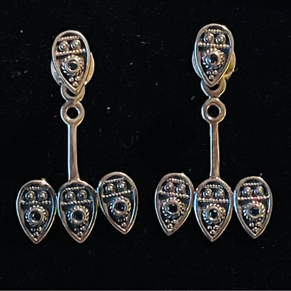 Madagascar Blue Sapphire Earrings in black oxidized Sterling silver 0.07 ctw